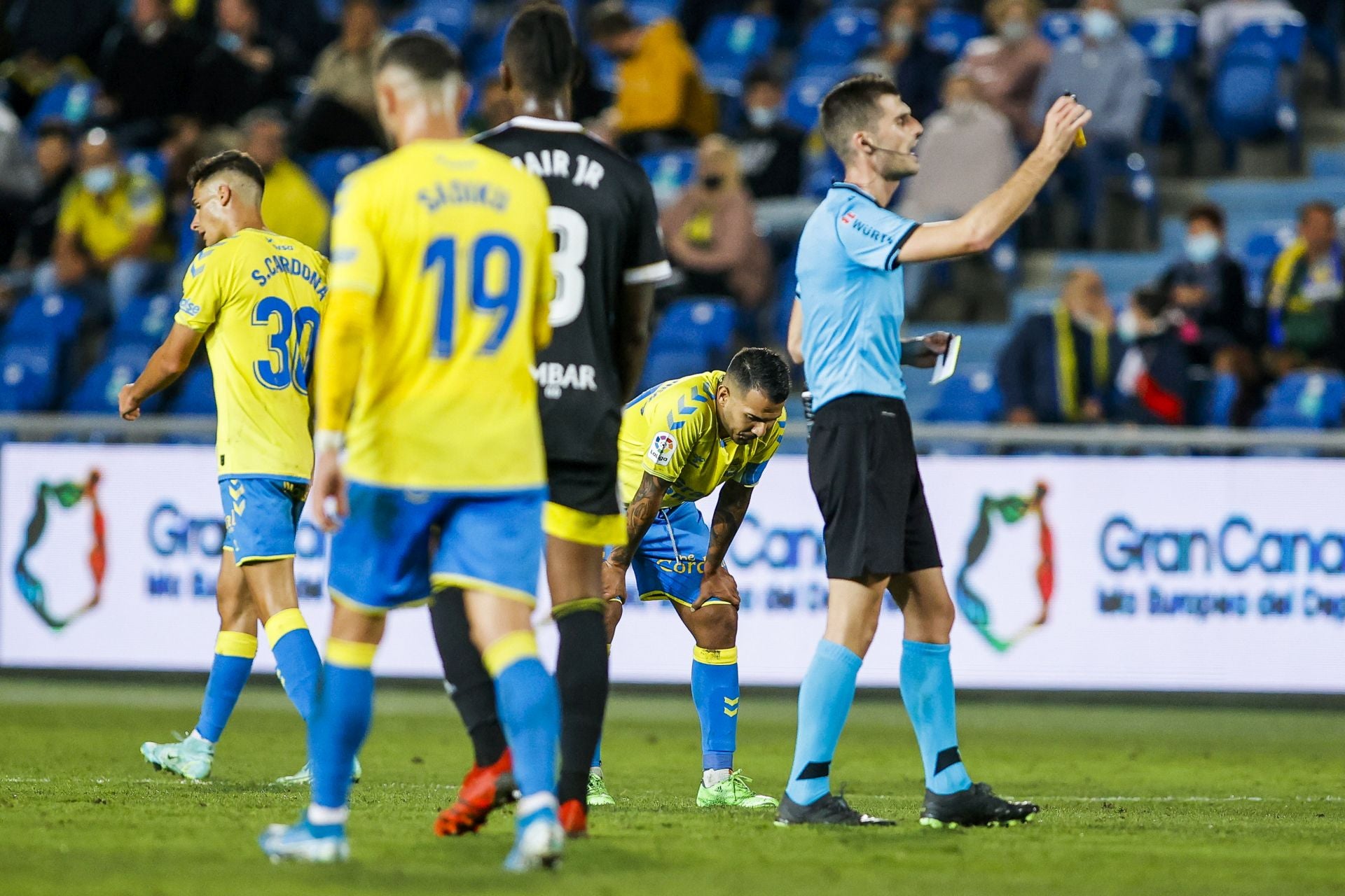 Jonathan Viera y el árbitro granadino Moreno Aragón en un partido de la temporada 2021-22.