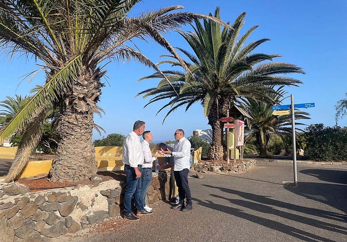 El alcalde Alejandro Jorge y el concejal Alexis Alonso, con el representante de la empresa adjudicataria de la obra de La Pared.