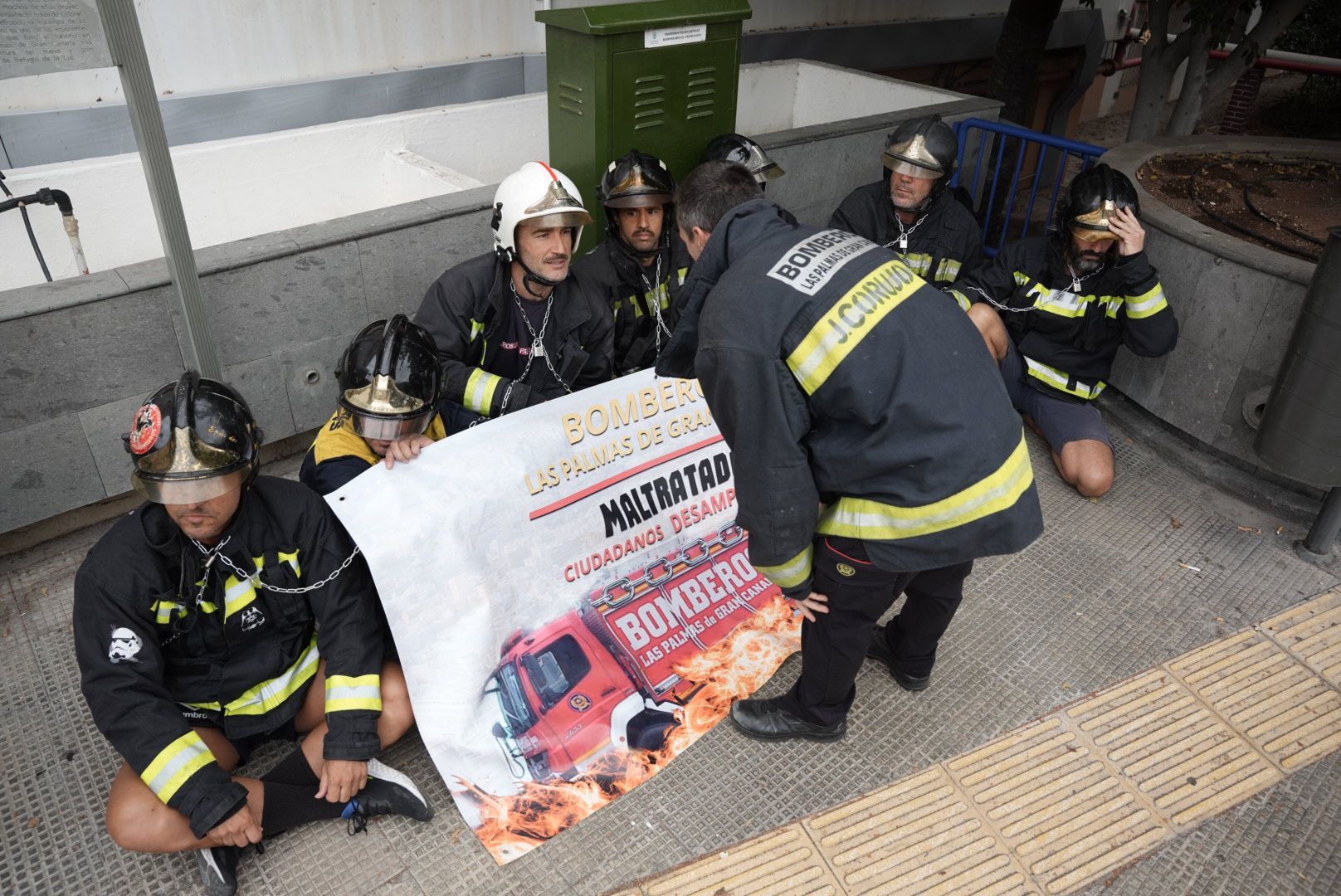 Varios bomberos se encadenan en el Ayuntamiento de Las Palmas de Gran Canaria