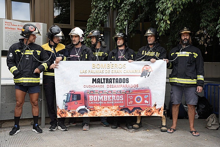 Imagen de los bomberos encadenados a las puertas del Ayuntamiento de Las Palmas de Gran Canaria.