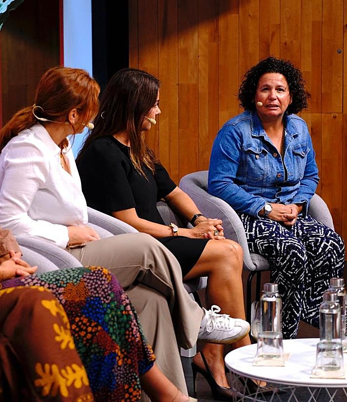 Imagen secundaria 2 - Alejandro Narvay, consejero de Agricultura, Ganadería, Pesca y Soberanía Alimentaria del Gobierno de Canarias; Teresa López, presidenta de Fademur, y varias de las ponentes.