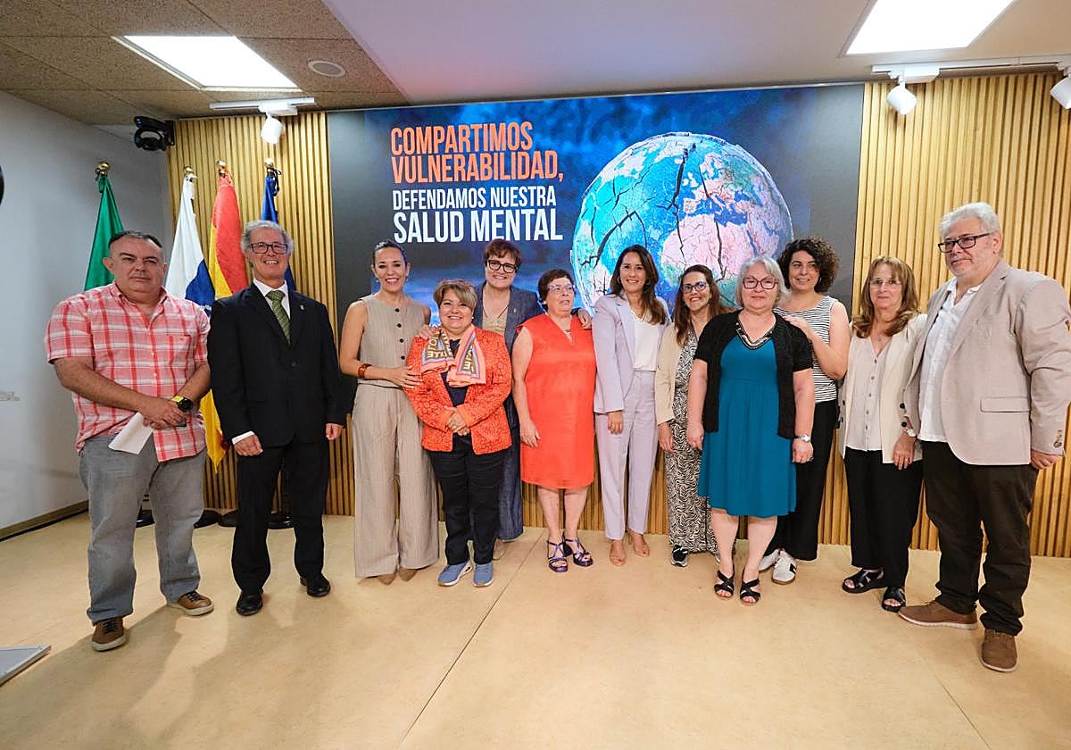 La presidenta Lola García y las consejeras regionales Candelaria Delgado y Jessica de León, entre otras, en el congreso.