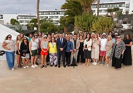 Visitantes norteamericanos con representantes locales.