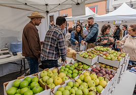 Imagen de la venta de productos en la feria de Valleseco.