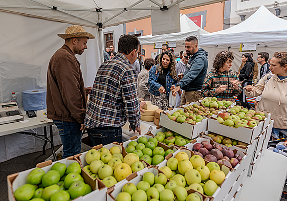 Imagen de la venta de productos en la feria de Valleseco.