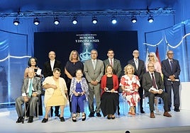 Foto de familia con todos los homenajeados, una vez acabó la cereomonia de entrega de los honores y distinciones de San Bartolomé de Tirajana.