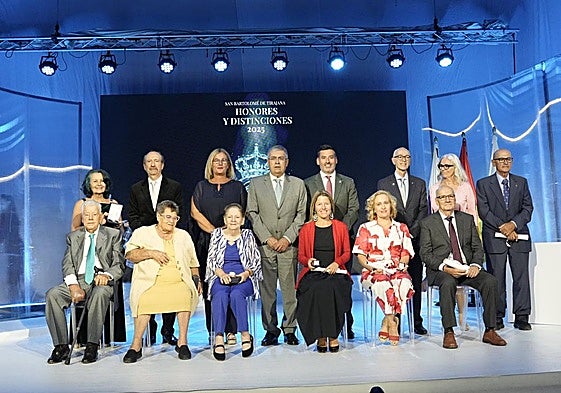 Foto de familia con todos los homenajeados, una vez acabó la cereomonia de entrega de los honores y distinciones de San Bartolomé de Tirajana.