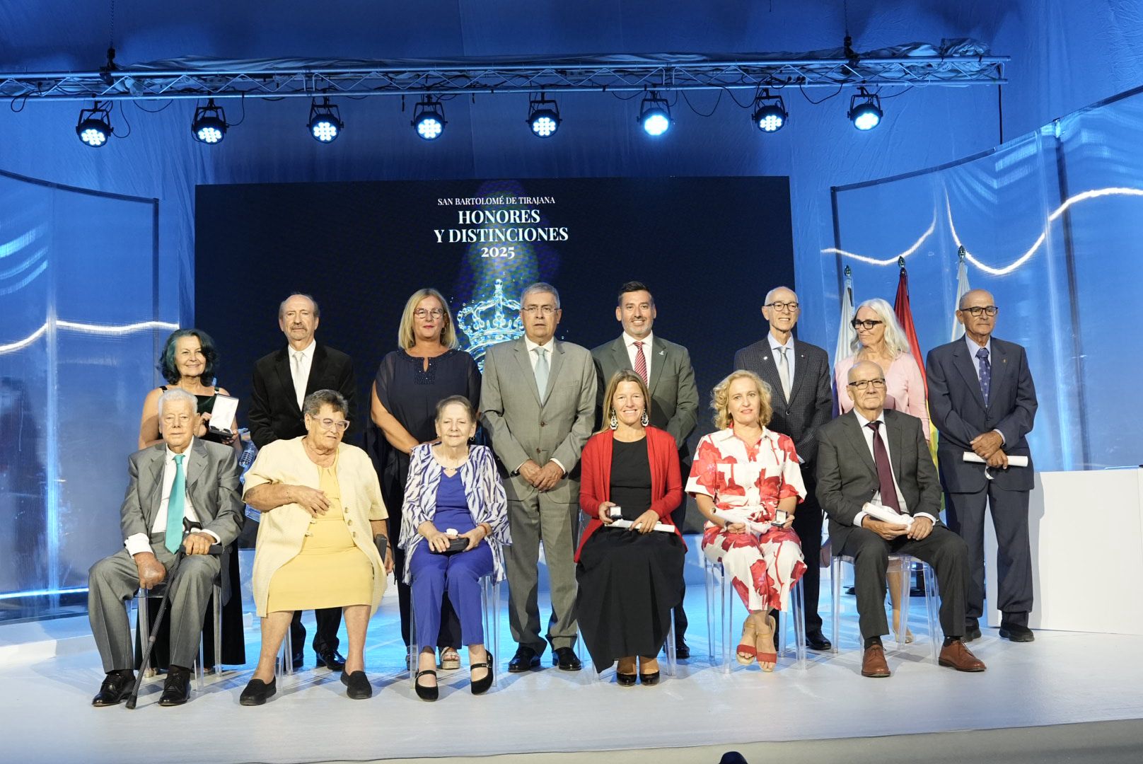 Foto de familia con todos los homenajeados, una vez acabó la cereomonia de entrega de los honores y distinciones de San Bartolomé de Tirajana.