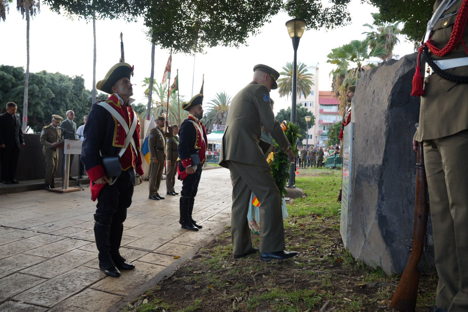 La Naval revive la historia: la recreación de la batalla naval llena de luz y tradición las calles de La Isleta