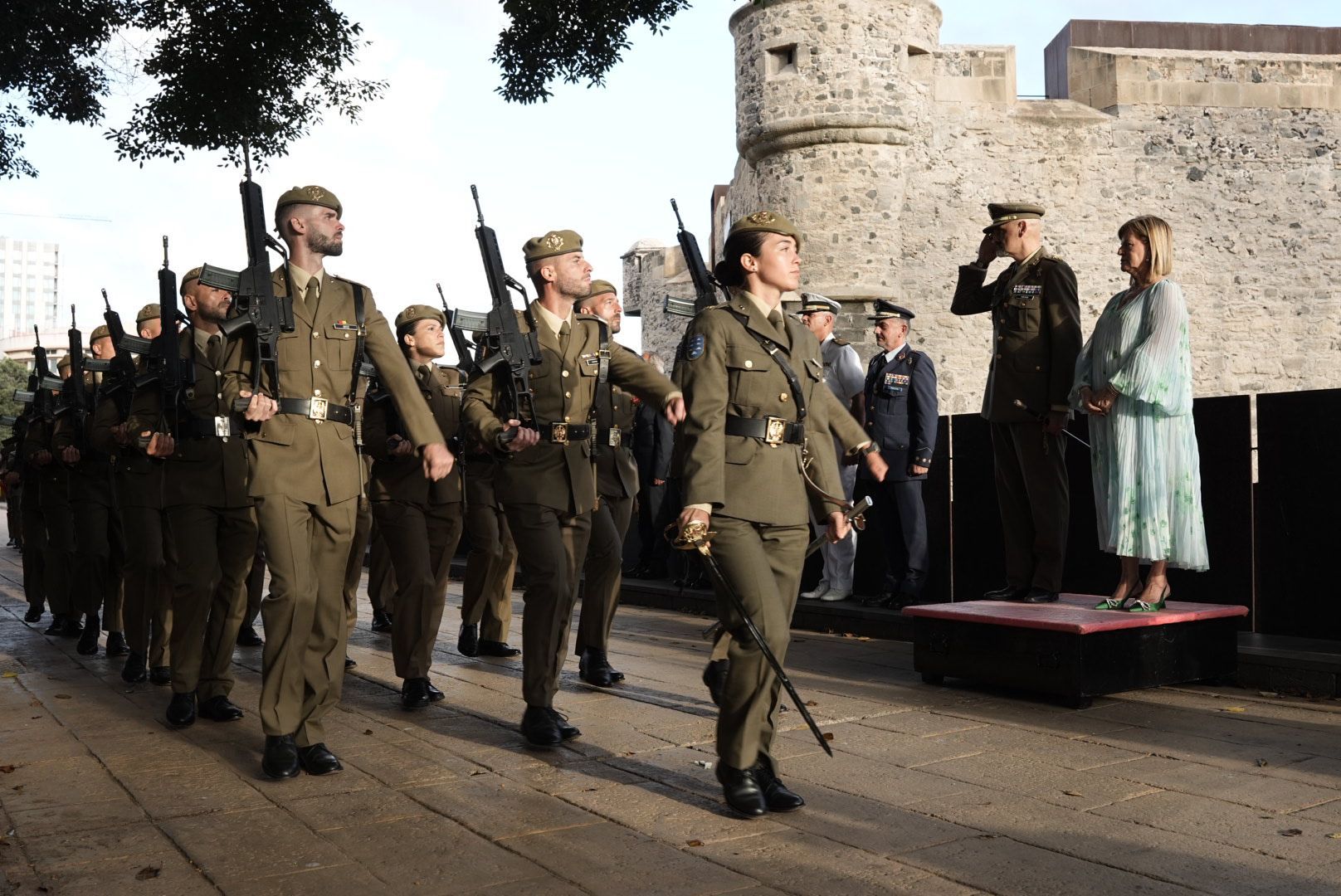 La Naval revive la historia: la recreación de la batalla naval llena de luz y tradición las calles de La Isleta