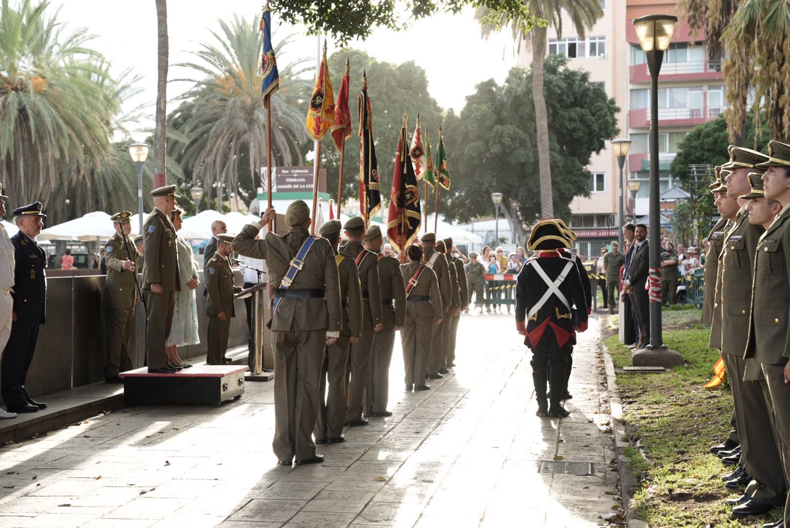 La Naval revive la historia: la recreación de la batalla naval llena de luz y tradición las calles de La Isleta