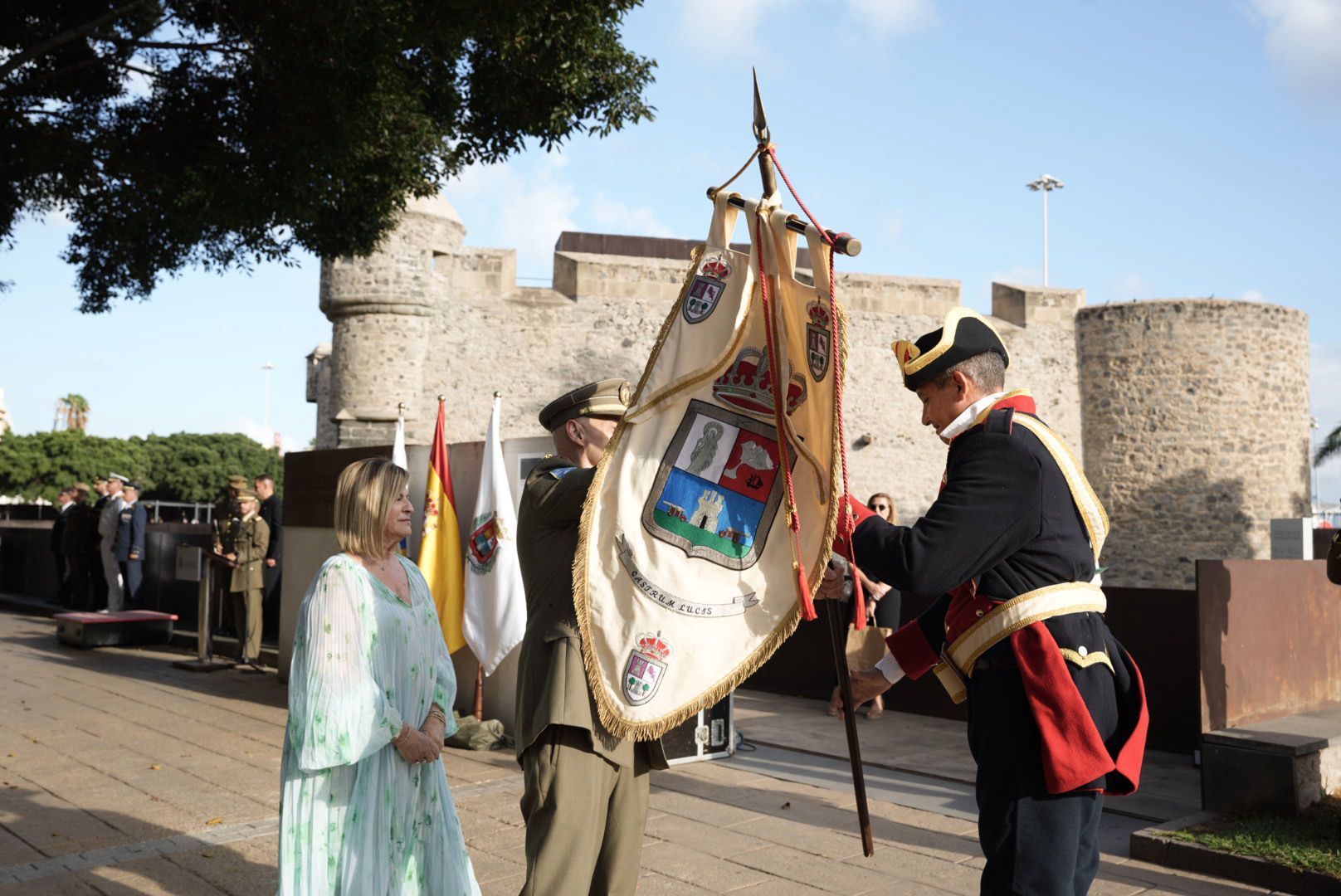 La Naval revive la historia: la recreación de la batalla naval llena de luz y tradición las calles de La Isleta