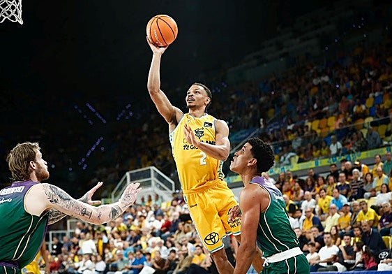 Isaiah Wong lanza a canasta en el partido ante el Unicaja.