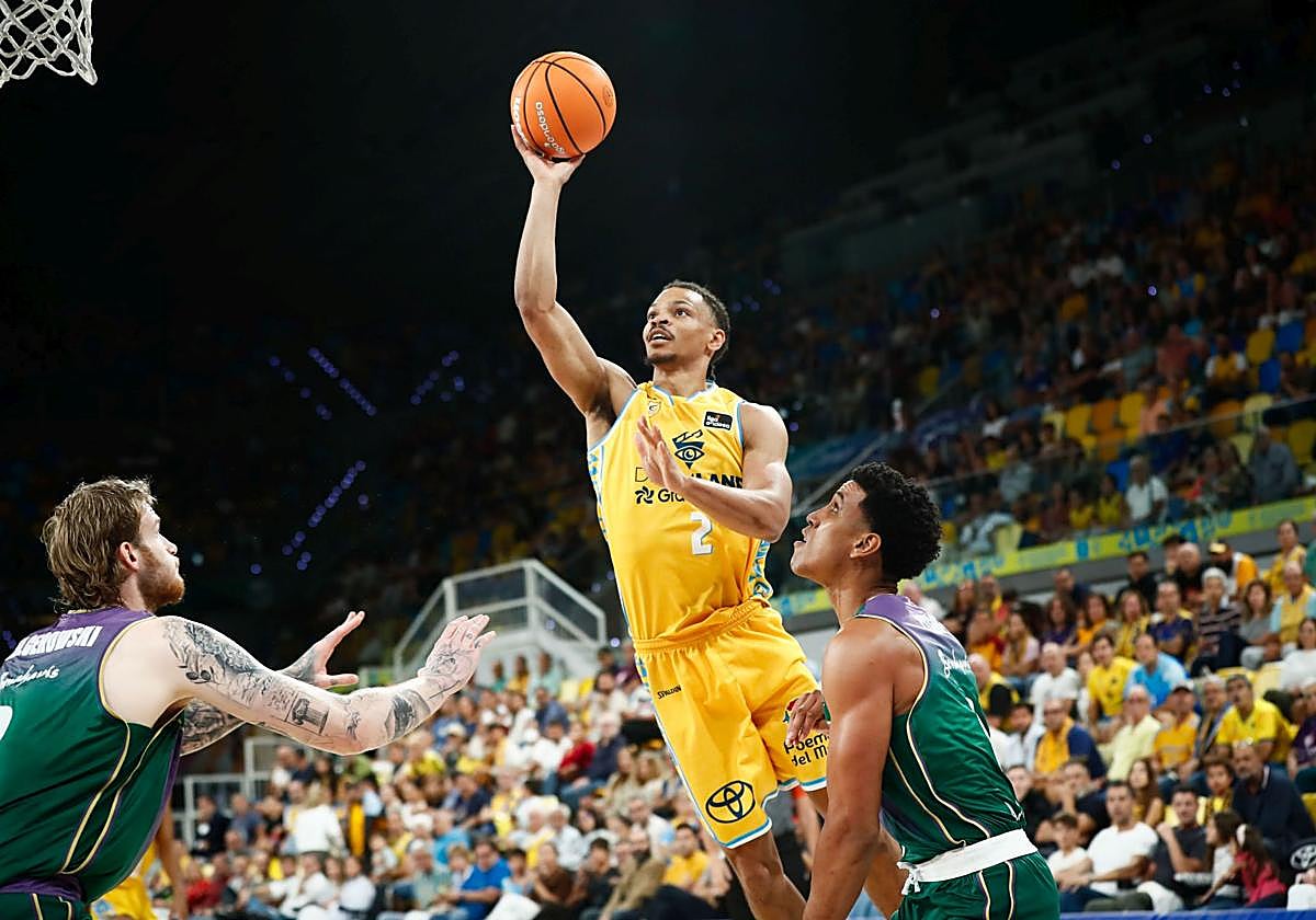 Isaiah Wong lanza a canasta en el partido ante el Unicaja.