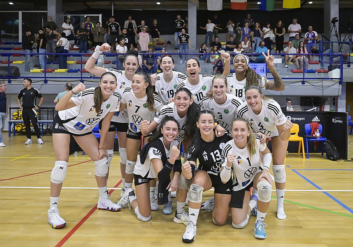 La plantilla celebró el agónico triunfo ante el Socuéllamos.
