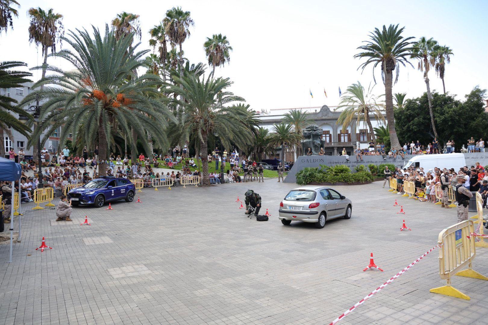 La Fuerzas Armadas exhiben sus recursos materiales y humanos en la plaza de La Feria