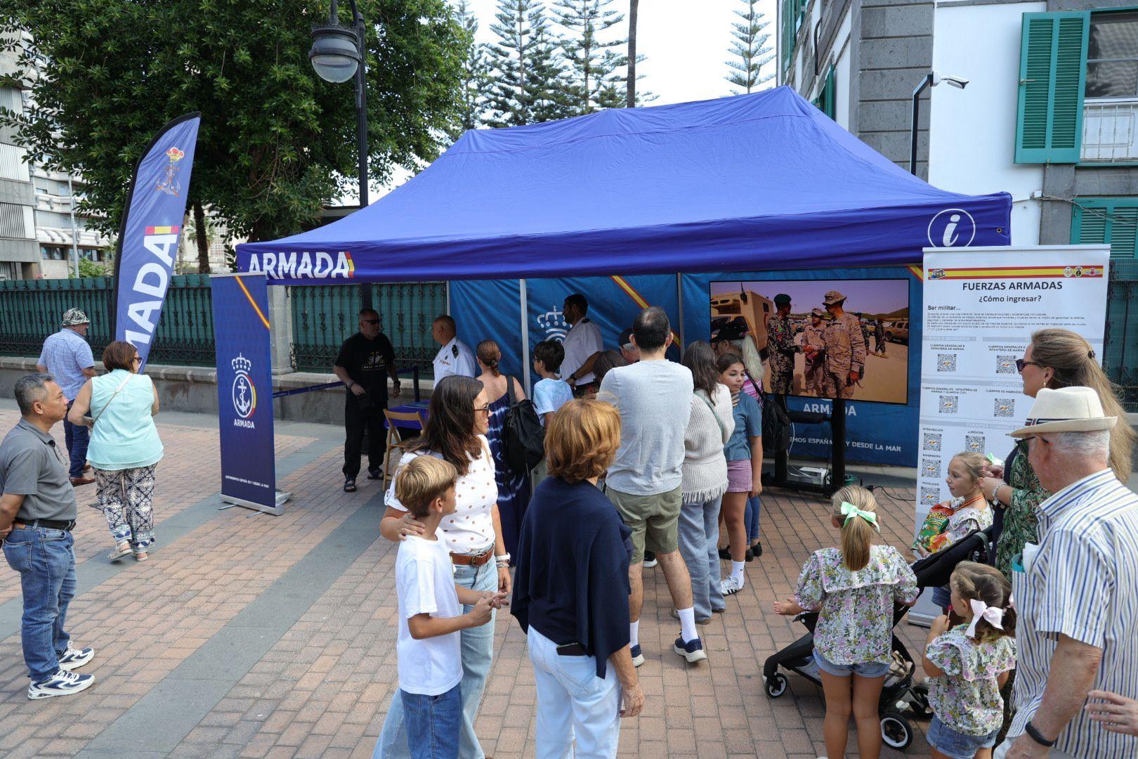 La Fuerzas Armadas exhiben sus recursos materiales y humanos en la plaza de La Feria