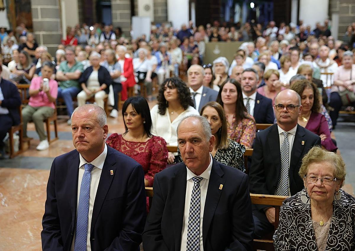 Imagen secundaria 1 - Distintos momentos del acto de Subida de la Virgen del Pino a su camarín. 