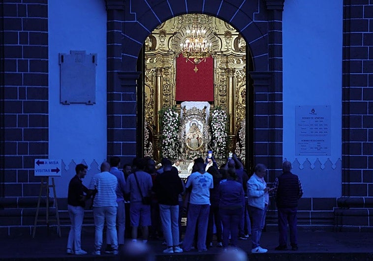 La Subida al Camarín fue seguida desde dentro y fuera de la basílica de Teror.