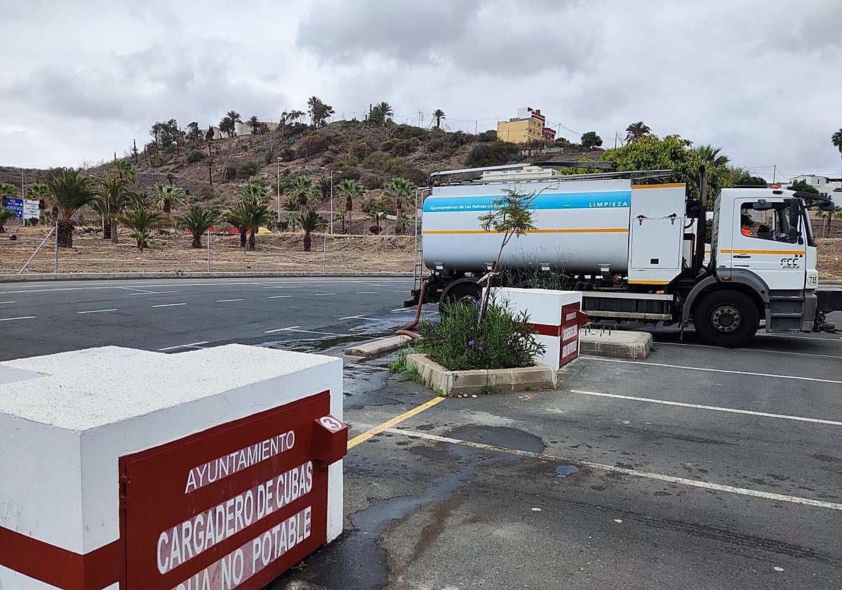 Suministro de agua en tomaderos de Tamaraceite.