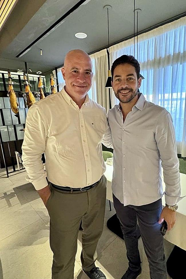 Efrén Guerrero a la derecha de la imagen junto a Manuel Martín de Bodegas Torres