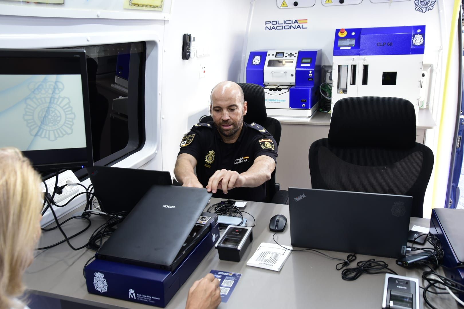 Así son las nuevas unidades móviles de documentación de la Policía Nacional