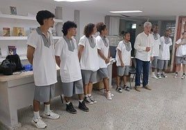 Durante la charla didáctica con alumnos universitarios de la facultad de Educación Física. Cabe destacar que varios vestían ropa de brega.