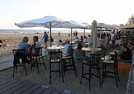 Nuevas terrazas autorizadas por Costas sobre la arena de Maspalomas.