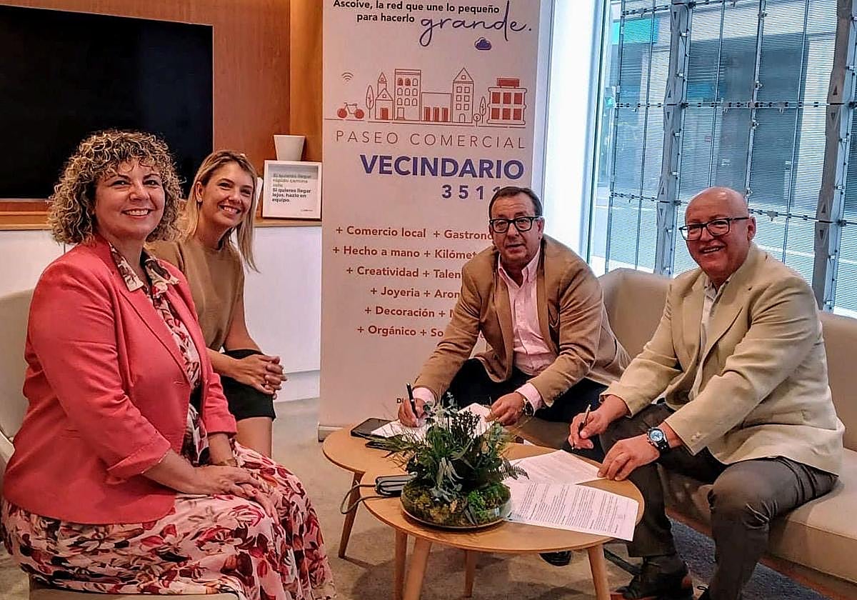 Momento de la firma del convenio entre Cajasiete y Ascoive.