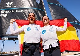 La regatista grancanaria María Cantero -derecha- celebra el título mundial con su compañera Paula Barceló.