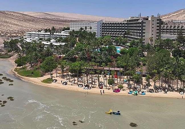 La marisma casi anega los jardines del antiguo hotel Los Gorriones.