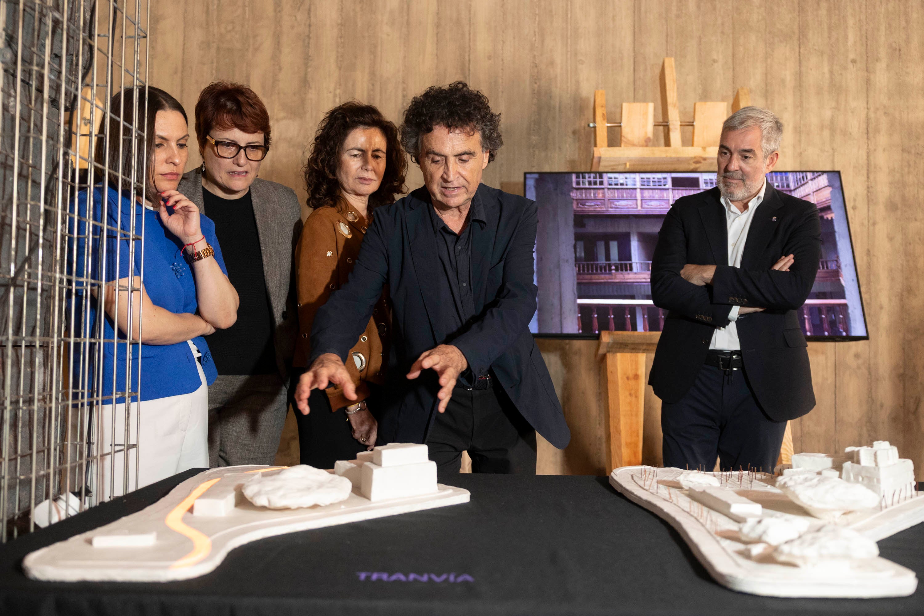 El arquitecto Fernando Menis (c); el presidente de Canarias, Fernando Clavijo (d), y consejeros del Gobierno de Canarias durante la visita a la exposición.