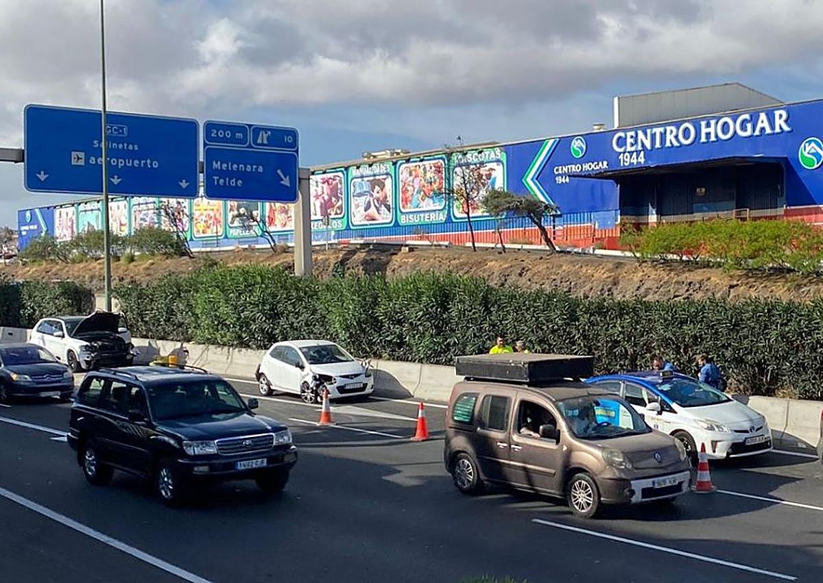 Imagen secundaria 1 - Un accidente múltiple provocó grandes retenciones en la GC-1 dirección a Las Palmas de Gran Canaria