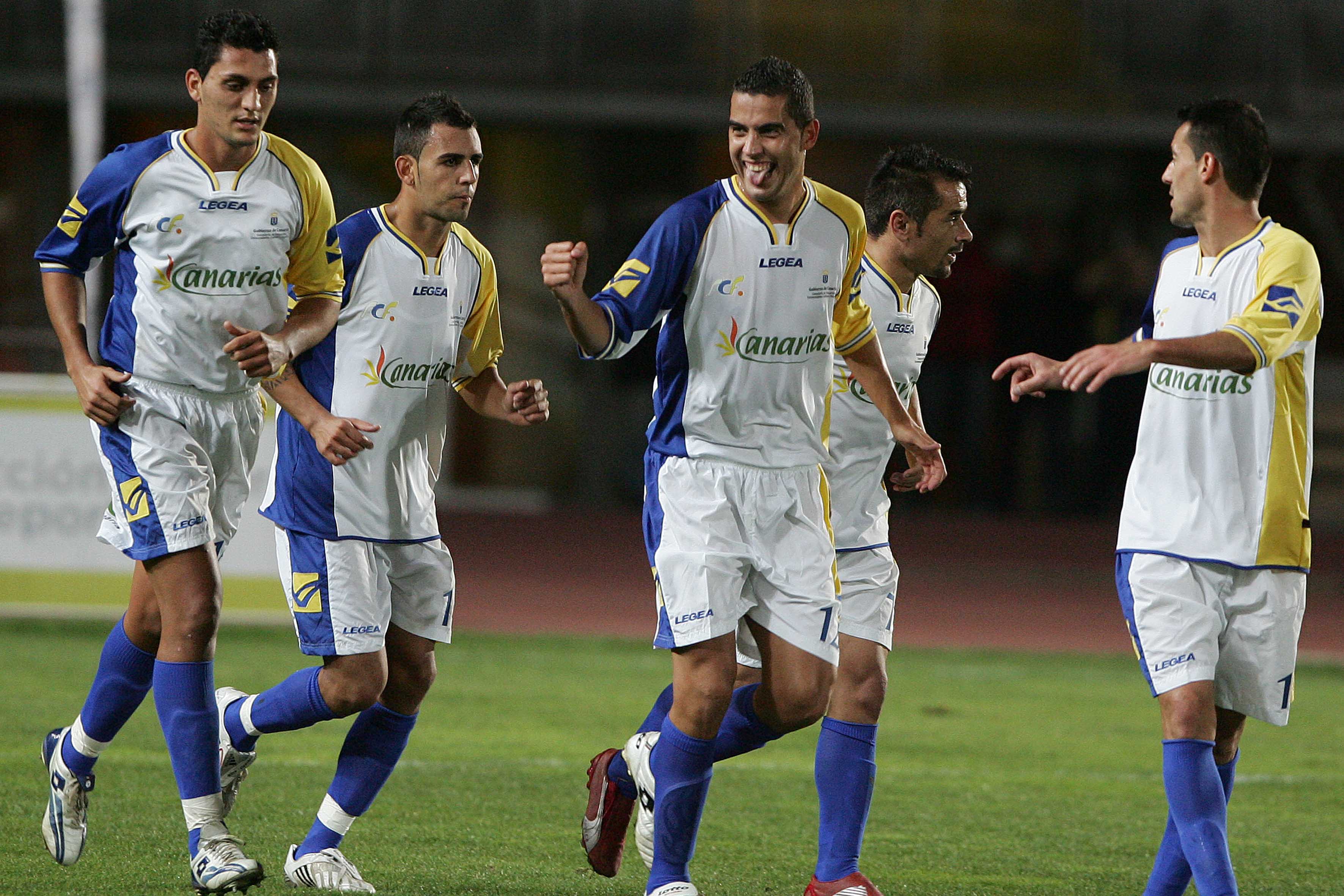 Imagen del último encuentro de la selección canaria, en 2007, disputado en el Estadio de Gran Canaria ante Angola. En la foto aparecen Juanma, Nauzet Alemán, Adrián Martín, que marcó uno de los tantos, Cristo Marrero y Jonathan Sesma.