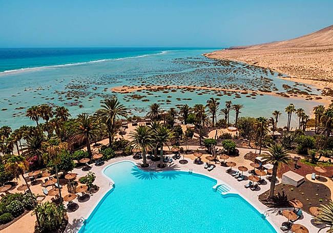 Una de las cuatro piscinas del nuevo hotel de cinco estrellas del sur de Fuerteventura.