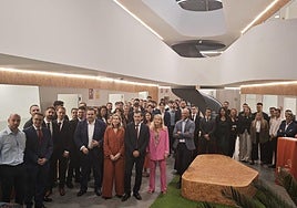 Panorámica general del acto con las autoridades, y algunos de los profesionales que se han incorporado al centro de PwC.