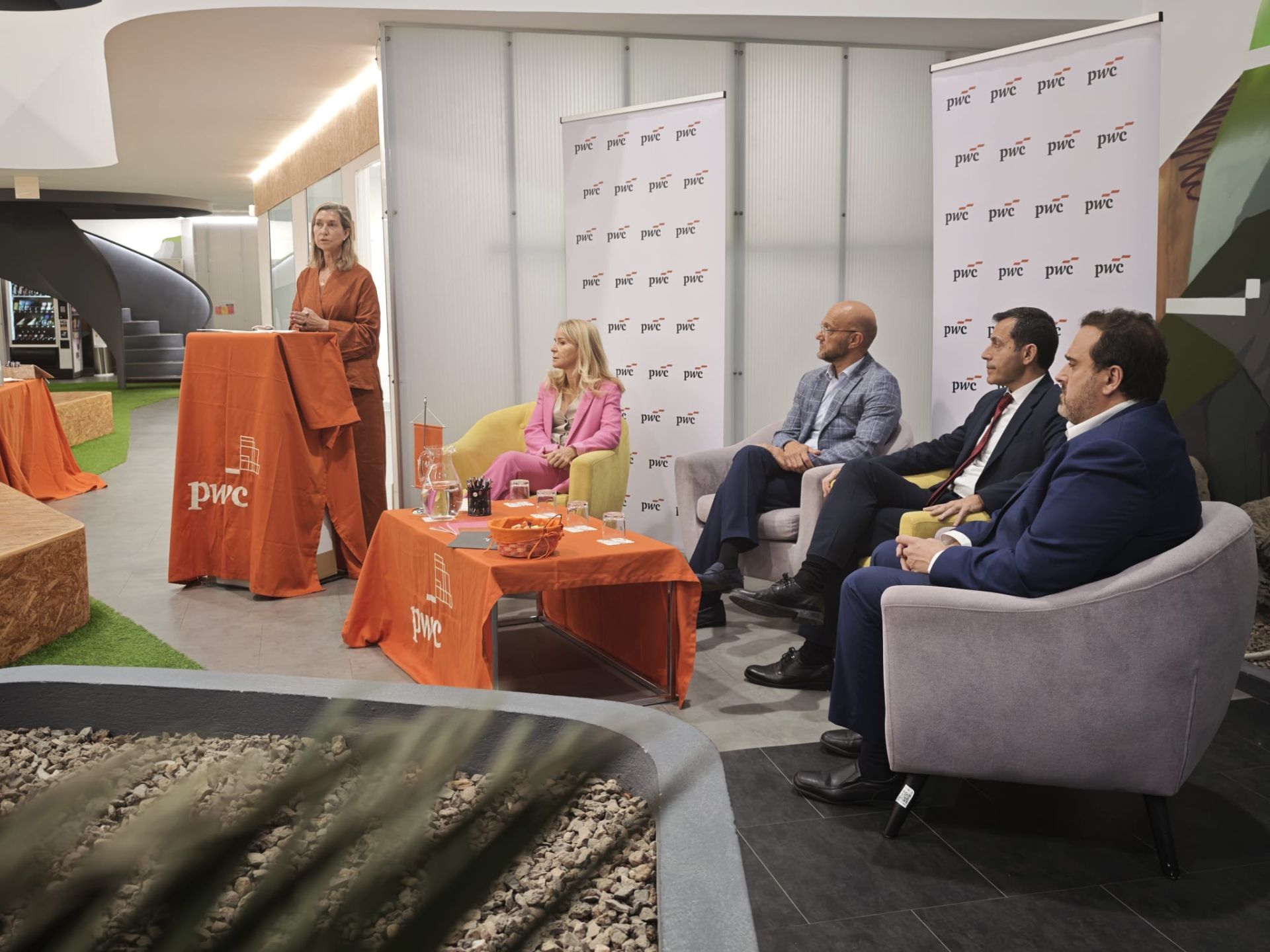 Pilar Valerio, socia responsable de PwC, junto a algunas de las autoridades participantes en el acto.