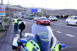 Atasco en la GC-1 en sentido Sur, a la altura de Las Terrazas, provocado por un accidente de tráfico.