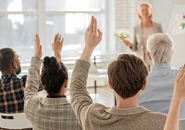 Foto de archivo de una clase de adultos.
