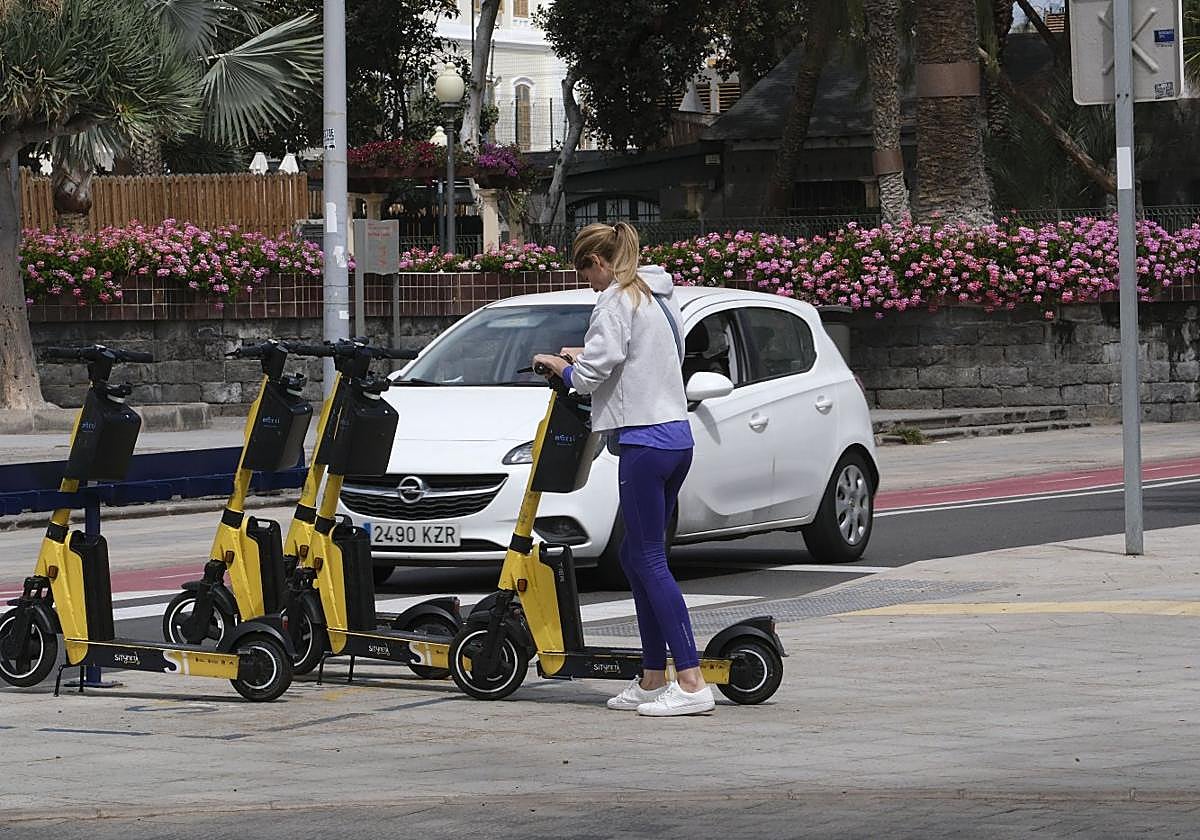 Una usuaria de Sítyneta toma un vehículo en una imagen de archivo.