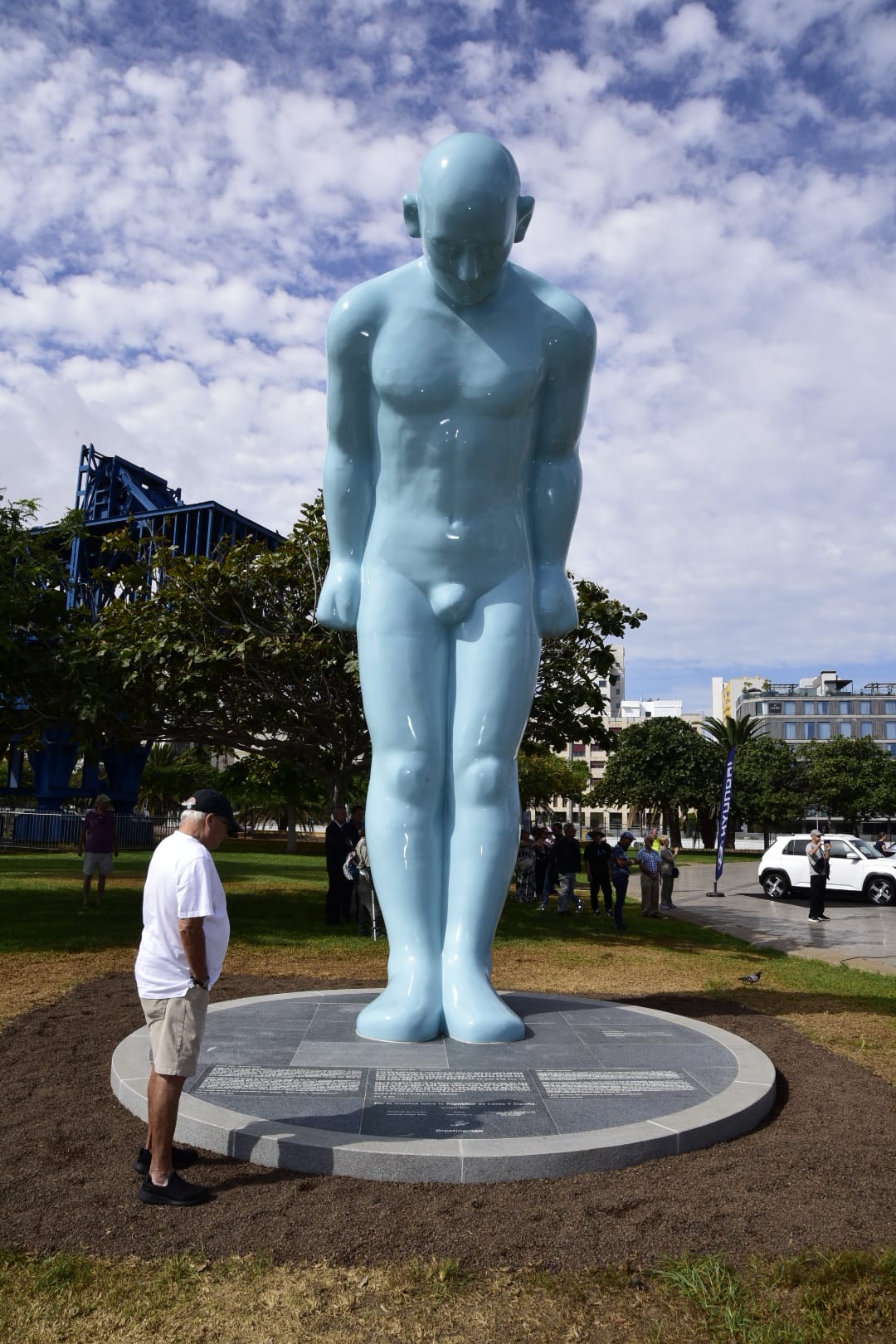 El gesto que une dos pueblos: Las Palmas inaugura el Greetingman