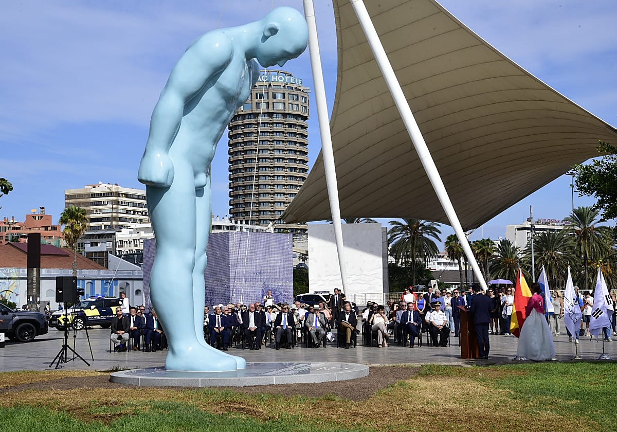 El gesto que une dos pueblos: Las Palmas inaugura el Greetingman