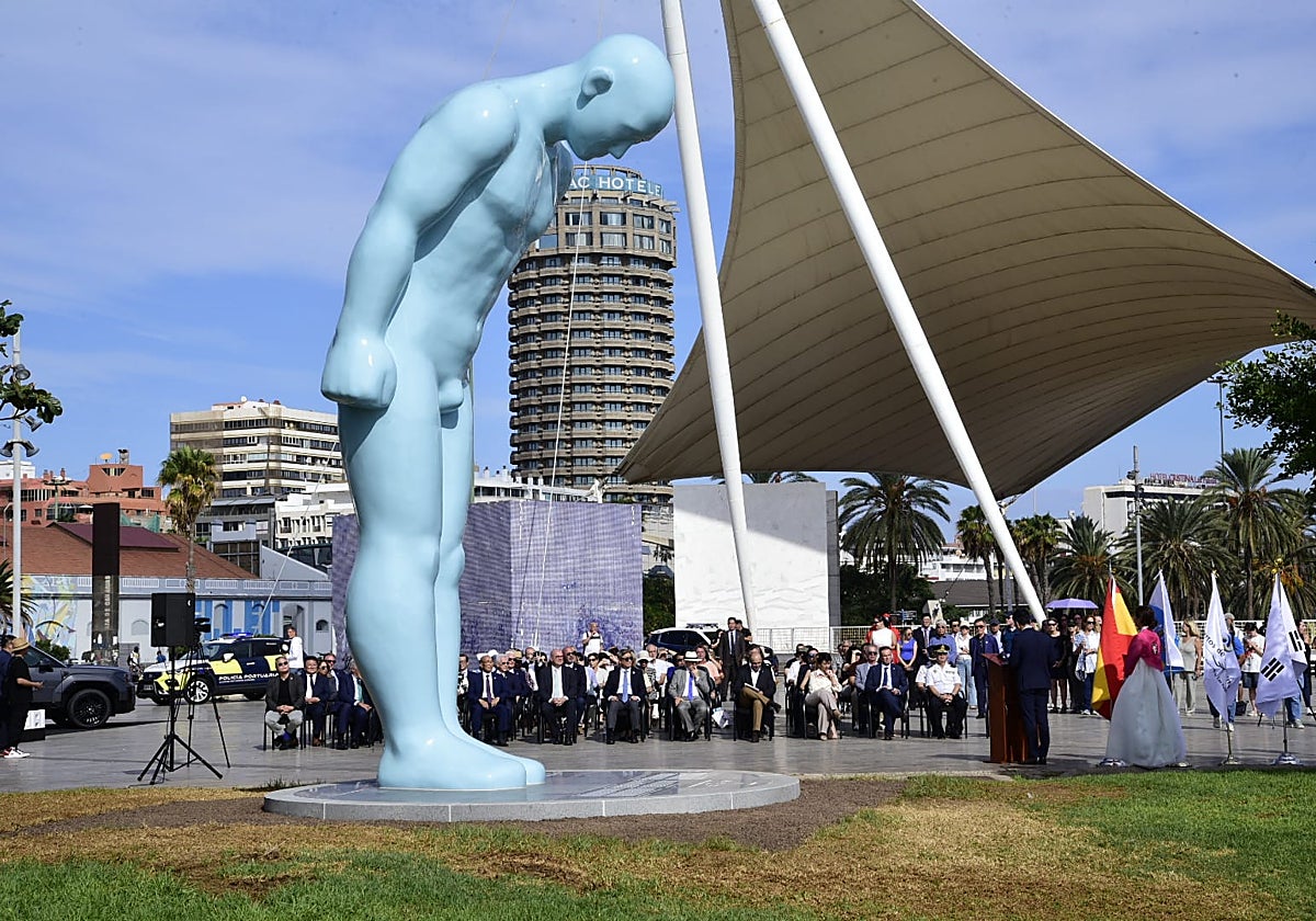 El gesto que une dos pueblos: Las Palmas inaugura el Greetingman