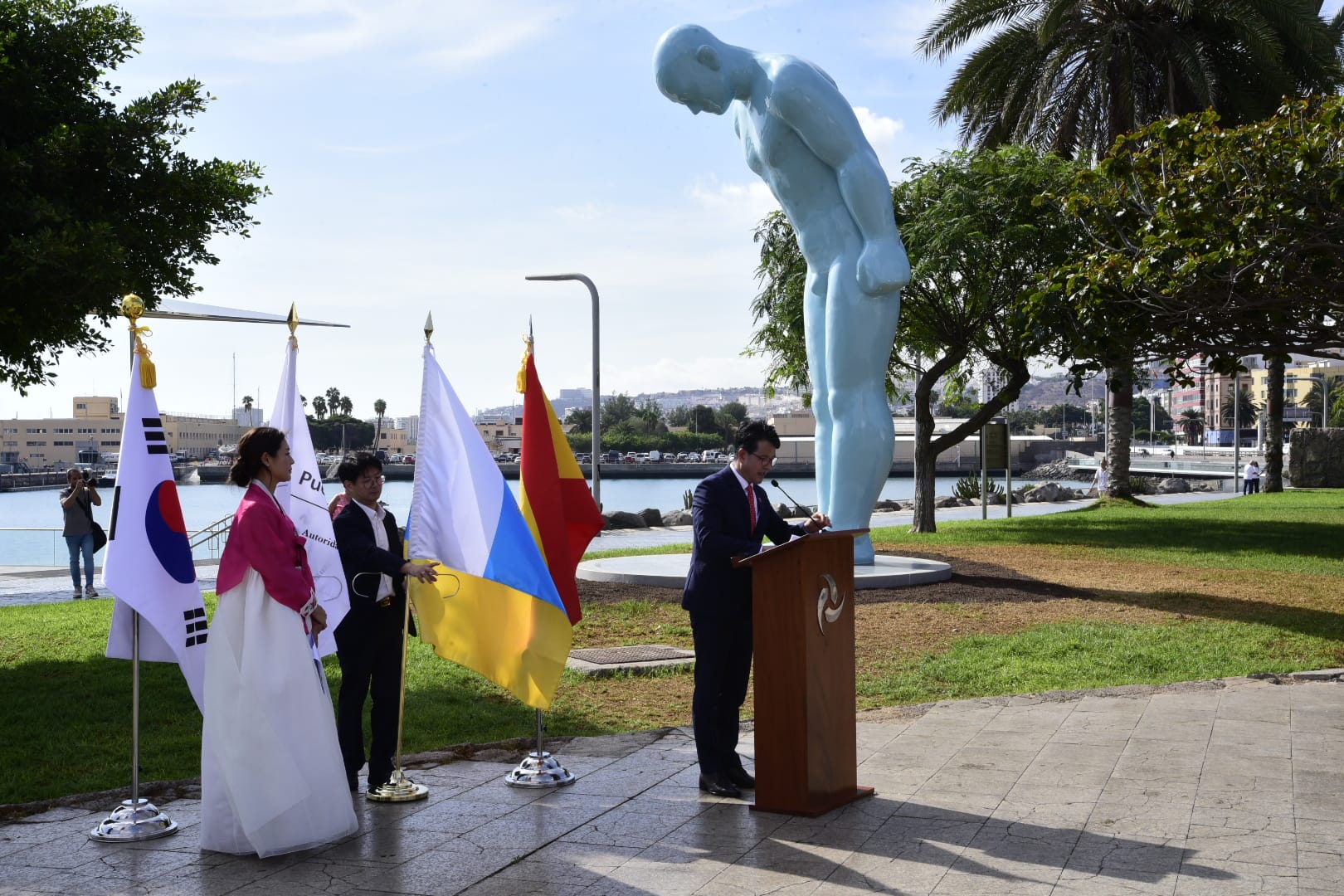 El gesto que une dos pueblos: Las Palmas inaugura el Greetingman