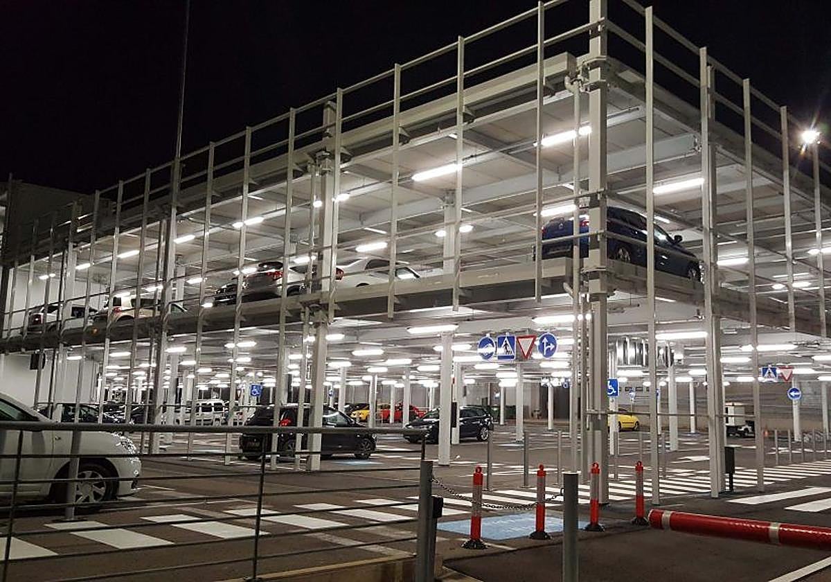 Ejemplo de aparcamiento modular similar a levantar cerca de la estación de guaguas de Corralejo.