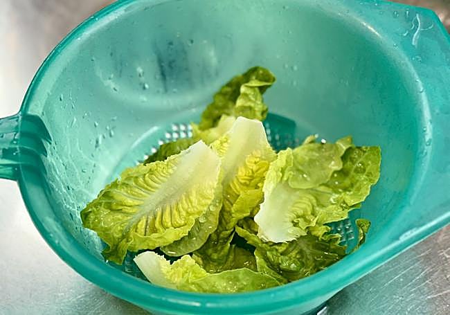 Lavamos y secamos las hojas de cogollos