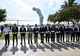 Imagen de autoridades de Canarias y Corea del Sur inaugurando la escultura este martes en la Plaza de Canarias.