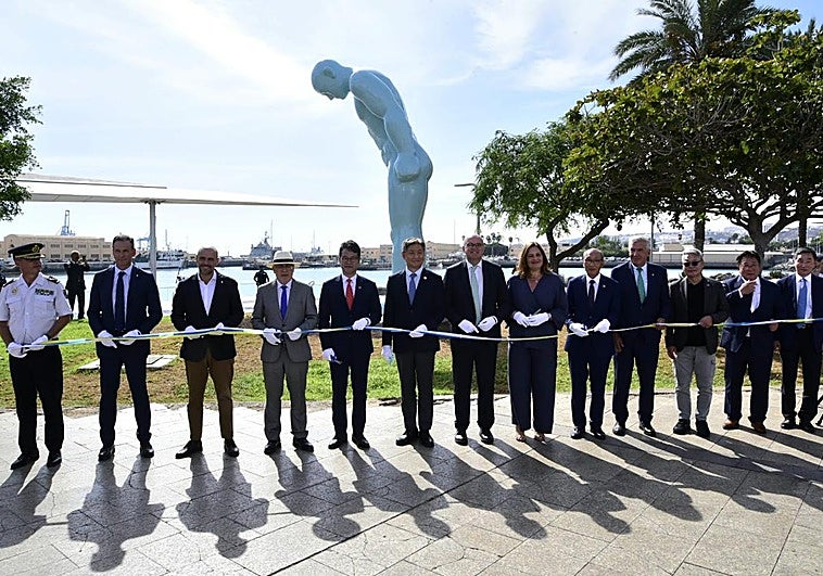 Imagen de autoridades de Canarias y Corea del Sur inaugurando la escultura este martes en la Plaza de Canarias.