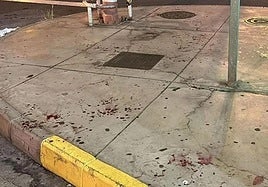 Rastro de la sangre que dejó el agredido sobre la acera.