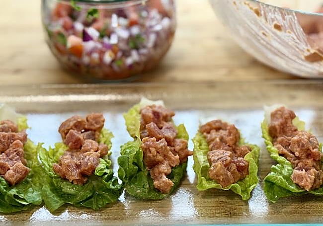 Disponemos el atún sobre las hojas